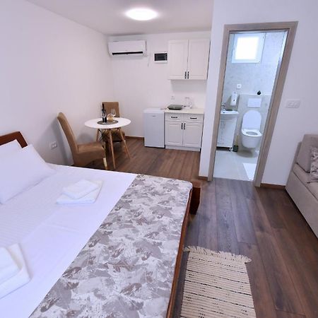 Airport Apartments Tri Hrasta 포드고리차 외부 사진