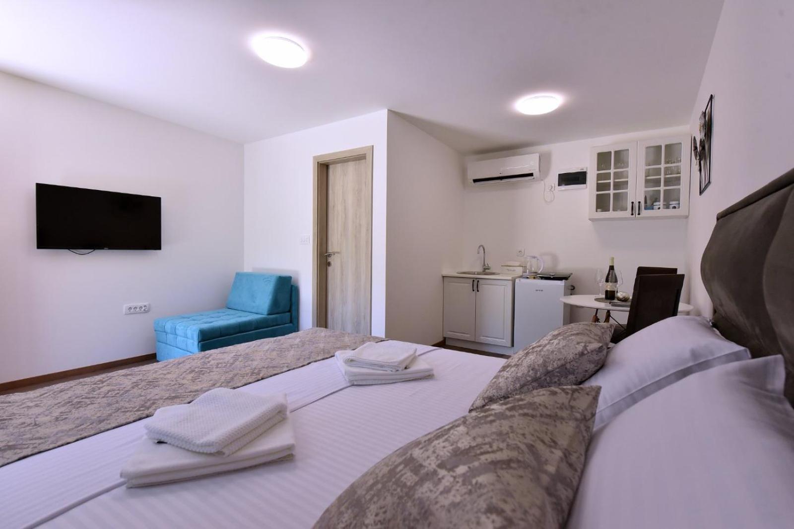 Airport Apartments Tri Hrasta 포드고리차 외부 사진