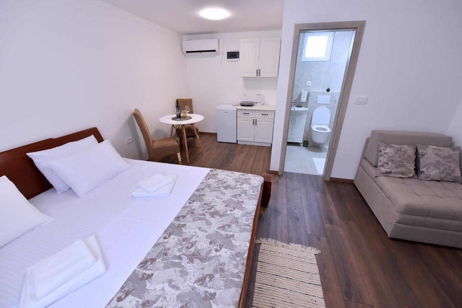 Airport Apartments Tri Hrasta 포드고리차 외부 사진