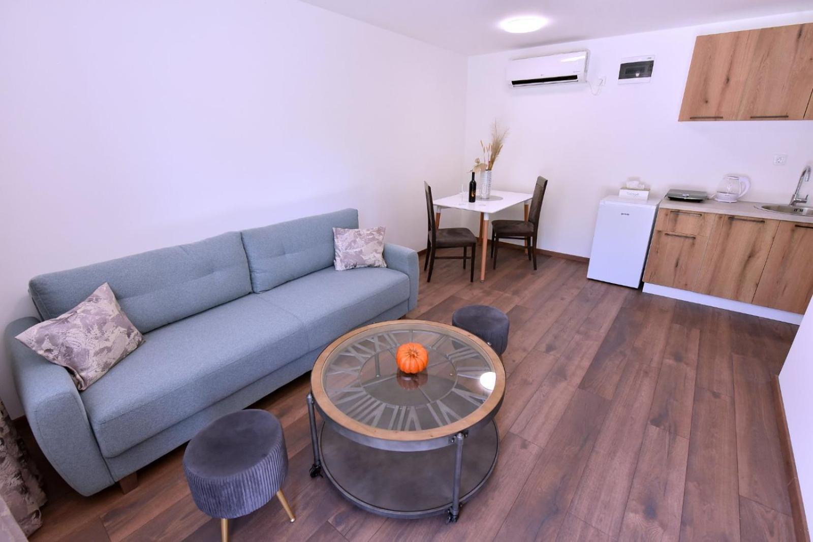 Airport Apartments Tri Hrasta 포드고리차 외부 사진
