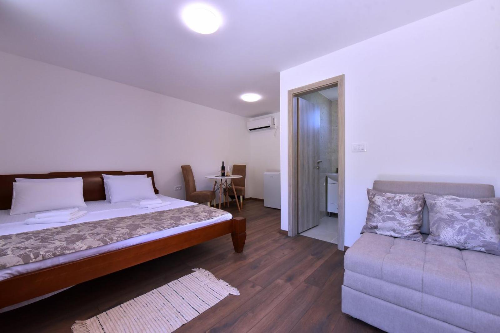 Airport Apartments Tri Hrasta 포드고리차 외부 사진