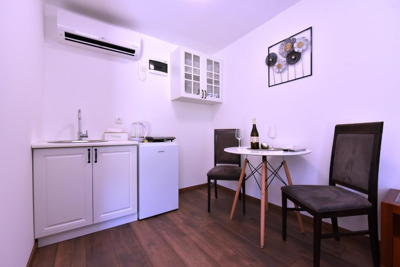 Airport Apartments Tri Hrasta 포드고리차 외부 사진