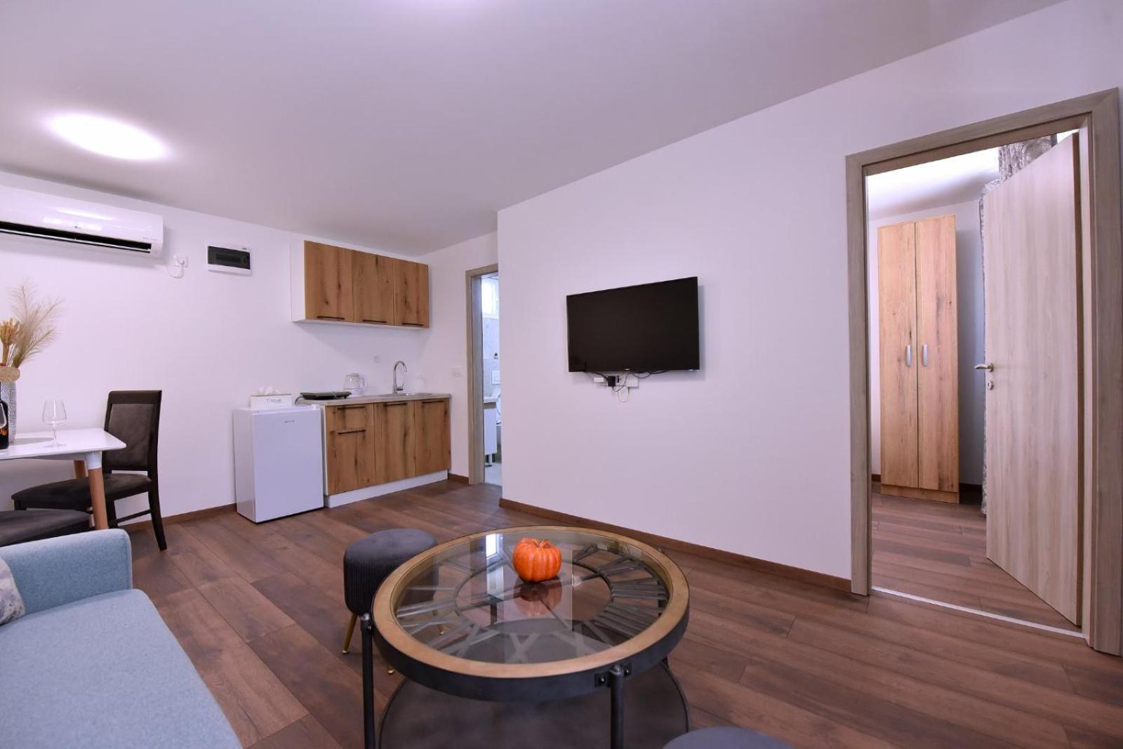 Airport Apartments Tri Hrasta 포드고리차 외부 사진