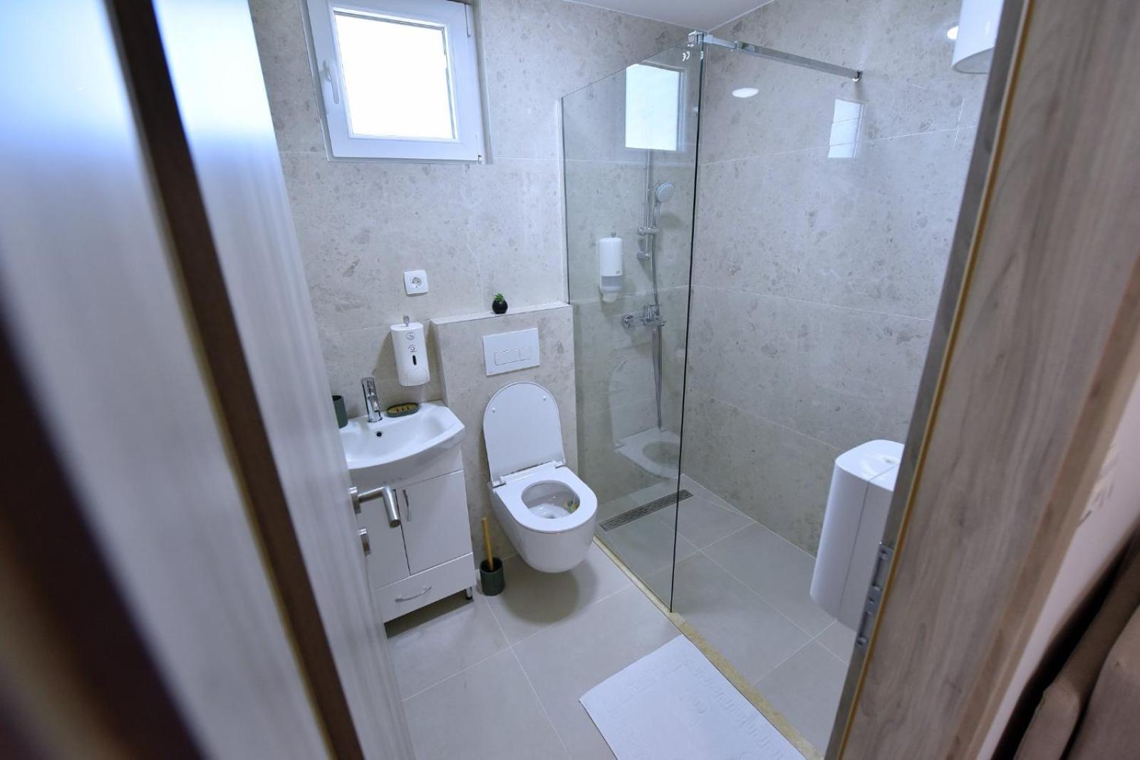 Airport Apartments Tri Hrasta 포드고리차 외부 사진